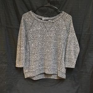 A quarter sleeve shirt